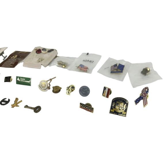 Vintage Lapel Pin Lot of 30+ Skunk, Military, Flag, Dualite, Feet, Brid, Realtor - Picture 13 of 16